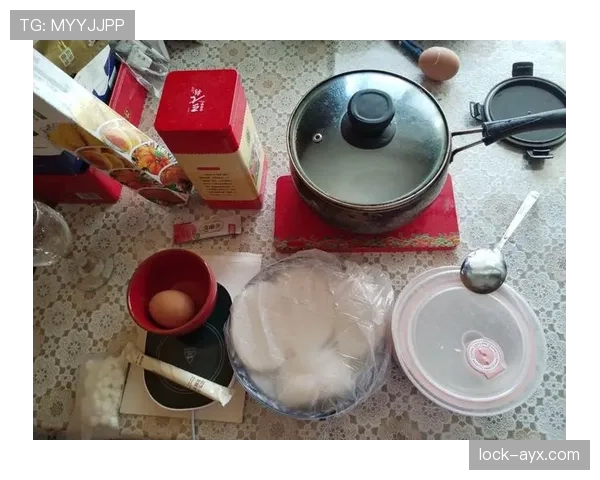 刘洋家的冰箱里只放蛋白粉和冰水，连瓶可乐都找不到