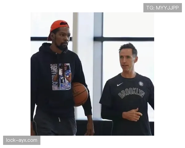 杜兰特今天穿了啥？居然在球馆里戴墨镜，比走红毯还讲究！