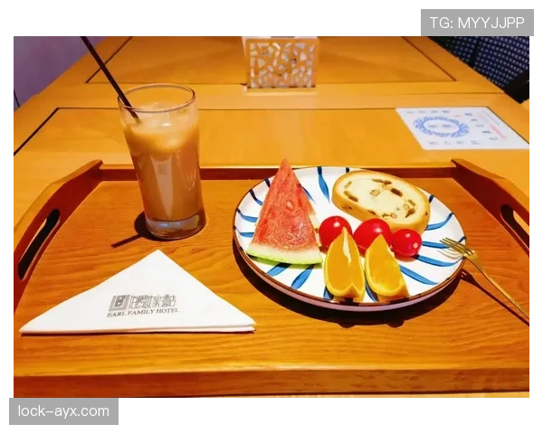 袁悦发的早餐照背景是泳池和管家，我只好把自己的外卖当艺术品欣赏了