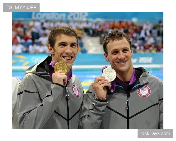 瑞安·洛赫特居然还在用那条泳裤？看着就像从90年代穿越来的明星现场！